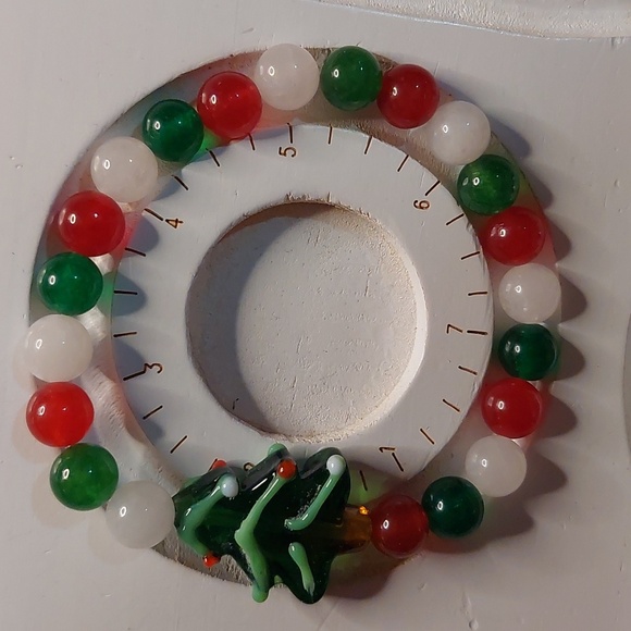 Christmas Tree. Red Jade/White Jade/Green Jade round stone bead bracelet - Picture 4 of 4